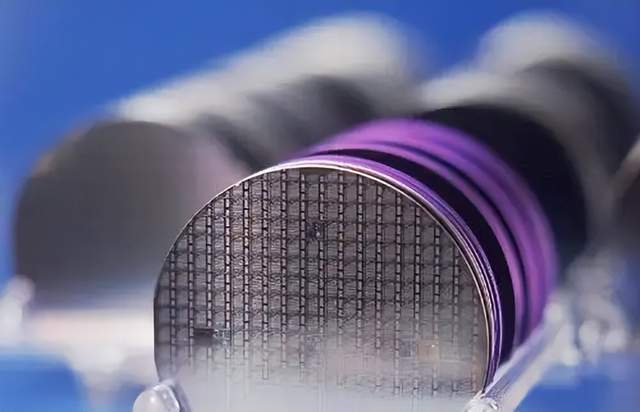 从受阻到超越 中国在新材料领域实现芯片技术的弯道超车